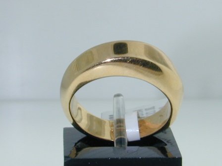 Tiffany & Co. 18K Yellow Gold Ring: The weight of the ring is 5.8 g. The size is 4.
