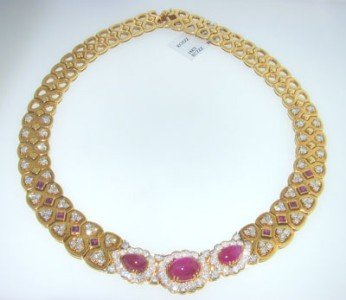 Van Cleef & Arpels 18k Gold Ruby & Diamond Ne: Van Cleef & Arpels 18k Yellow Gold Cabochon Ruby & Diamond Necklace! The total Necklace' weight is 101.4 grams. Total weight of diamond : 9 cts approximately. G color VS clarity. The size of the Centr