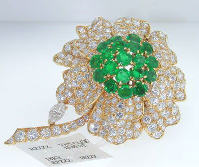 Van Cleef & Arpels 18K Yellow Gold Contemporary Fl: This is a beautiful Van Cleef & Arpels 18K Yellow Gold Diamond and Emerald Contemporary Flower Pin/Brooch. The weight of the Diamond is 15 carat. G Color, VVS clarity. The weight of the emerald is 6 C