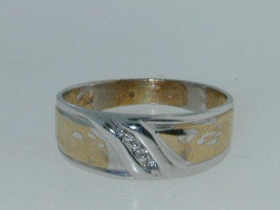 10K 2 Toned Gold Diamond Ring: This is a Wonderful 10K 2 Toned (Yellow-White)Gold Diamond Ring. The total ring's weight is 3.1 grams. The total weight of the diamond is 6 pts. approxmiately, I color SI1 clarity. The size of the rin