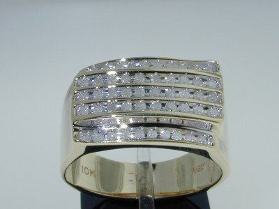 10k Yellow Gold Diamond Ring!!: Beautiful 10k Yellow Gold Diamond Ring, The total ring's weight is 6.0 grams. The total Diamonds weight is 1.0 cts. approximately, I color, SI 2 clarity. The measurment of the ring's face is 19 x 13 m