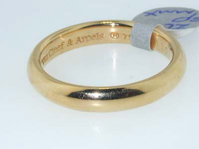 Van Cleef & Arpels 18K Yellow Gold Band Ring!: Beautiful Van Cleef & Arpels 18k Yellow Gold Band! The weight of the ring is 7.9 g. The size of the ring is 10. The width of the ring is 3 mm and the thickness is 1.5 mm.