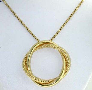 David Yurman 18K Yellow Gold Necklace.: David Yurman 18K Yellow Gold Necklace. The total weight of Necklace is 17.5 grams. The size of the pendant is 35x35 mm. The length of the necklace is 18" inches long. This is a really beautiful Neckla