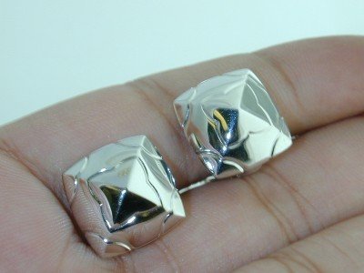 Bvlgari 18K White Gold Earrings: Bvlgari 18K White Gold Earrings. The total earring's weight is 11.1 grams. The size of the earring: 17x17mm. This is a beautiful Earrings!