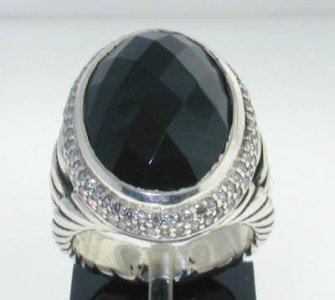David Yurman 18K White Gold Onyx Diamond Ring.: This is a Wonderful David Yurman 18K White Gold Onyx Diamond Ring. The total ring's weight is 13.9 grams. The total weight of the diamond is 0.8 cts approximately, I color VS-SI clarity. The size of t