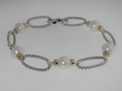 David Yurman 18K Yellow Gold, Silver & Pearl Brace: David Yurman 18K Yellow Gold ,Silver & Pearl Bracelet The total Bracelet's weight is 16.3 grams. The size of Pearl: 7mm The measurement of Bracelet is 8.5"