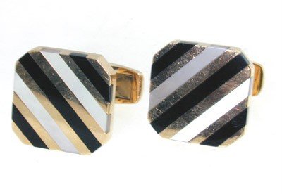 Kurt Wayne 14K Yellow Gold Cufflinks: Kurt Wayne 14K Yellow Gold Cufflinks. The total Cufflink's weight is 16.6 grams.The Size of the Cuffling is 17 x 14 mm.