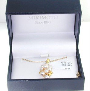 Mikimoto 18K Yellow Gold Pearl Necklace.: Mikimoto 18K Yellow Gold pearl Necklace !The total necklace weight is 5.4 grams.There are total 9 pearls on pendant, Size: 2 - 4 mm, in diameter.The size of pendant: 21 x 12mm in length.The Necklace i