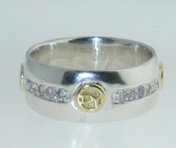 David Yurman Silver & 18k Yellow Gold Diamond Ba: This is a Wonderful David Yurman Silver & 18k Yellow Gold Diamond Band, NO RESERVE. The total ring's weight is 9.1 grams. The total weight of diamond is 40 pts. approximately , H color VS clarity. The