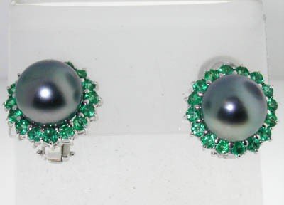 Craig Drake 18K White Gold Pearl Tsavorite Earring: Craig Drake 18K Yellow Gold Black South Sea Pearl Tsavorite Earrings! The total Earrings' weight is 9.7 grams. The total weight of Tsavorite is 0.8 ct. approximately. The sizes of Pearls are 10 mm in