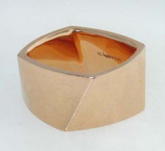 Tiffany & Co 18k Yellow Gold Ring.: Tiffany & Co 18k Yellow gold Ring. The total ring's weight is 24.8 grams The size of the ring is 9