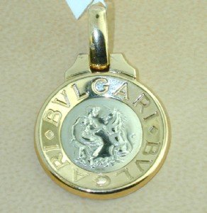 Bvlgari 18K Yellow Gold Pendant.: Bvlgari 18K Yellow Gold Pendant. The total pendant's weight is 17.9 grams. The size of the Pendant is 28 x 23 mm.