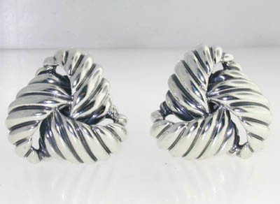 David Yurman Silver Earrings: This is a Wonderful David Yurman Silver Earrings The total earring's weight is 13.5 grams. The size of the earring is 21x21mm