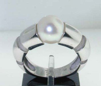 Mauboussin Paris 18k White Gold Pearl Ring: Mauboussin Paris 18k White Gold Pearl Ring The total Ring weight is 8.0 grams. The size of Pearl is 8 mm in diameter. The size of ring: 6