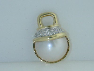 David Yurman Yellow Gold, Pearl And Diamond Pendan: David Yurman Yellow Gold, Pearl And Diamond Pendant .The total weight of Pendant is 7.6 grams.The total weight of diamond is 30pts. approximately and H color SI clarity.The Diameter of Pearl is 19 mm.