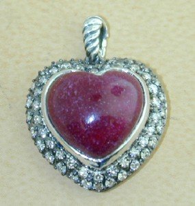 David Yurman Silver Cabochon Ruby,Diamond Heart Pen: David Yurman Silver Cabochon Ruby & Diamond Heart Pendant. The total Pendant's weight is 6.7 grams.The total weight of diamonds: 0.43 cts. approximately I and SI clarity.The size of the Cabochon Ruby 