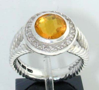 David Yurman 18k Gold/Silver, Citrine & Diamond Ri: David Yurman 18k Gold / Silver, Citrine & Diamond Ring. The total ring's weight is 5.6 grams. The total weight of the diamond is 0.28 cts approximately, H color VS clarity. The size of the Citrine is 