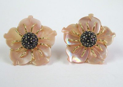 18K Yellow Gold, Chalcedony & Sapphire Earrings: 18K Yellow Gold, Chalcedony & Sapphire Earrings! Earring's Weight: 13.1 grams. The total weigth of sapphire: 1.14 cts. The measurements of the earrings: 29 x 29 mm.