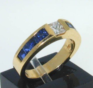 Tiffany & Co 18K Yellow Gold, Diamond & Sapphire R: Tiffany & Co 18k Yellow gold, Diamond and Sapphire Ring. The total ring's weight is 4.1 grams. The weight of Diamond: 0.25 cts, H color and VS2 clarity. weight of Sapphier 1cts. The size of the ring i