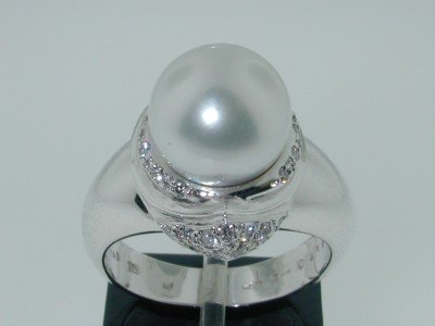 Marina B 18K White Gold Pearl Diamond Ring: Marina B 18K White Gold Pearl &Diamond Ring The total ring's weight is 13.4 grams. The total weight of diamonds is 33 pts approximately, G color VS clarity. The size of the pearl is 10mm in diameter. 