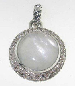 David Yurman Silver, Moonquartz & Diamond Pendant: David Yurman Silver, Moonquartz & Diamond Pendant! The total Pendantt's weight is 11 grams. Pandent size is 27 x 22 mm, Thickness: 5 mm. The size of Moonquartz is 15 mm in diameter. The total weight o