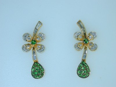 18k Yellow Gold Tsavorite & Diamond Earrings!: 18K Yellow Gold Tsavorite & Diamond Earrings! The total Earrings' weight is 7.9 grams. The total weigth of the 32 Round Diamond are 36 pts approxmiately, G color VS clarity. The total weigth of the 8