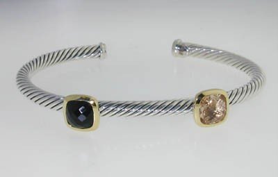 David Yurman 18k Yellow Gold/Silver Onyx Quartz Ba: David Yurman 18k Yellow Gold/Silver Onyx & Quartz Bangle! Bangle's Weight : 17.5 grams. The size of the Onyx & quartz is 7 x 7 mm, each. The measurements of the Bangle are 60x44 mm and the thickness i