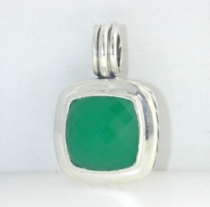 David Yurman Silver, Green Onyx Pendant: David Yurman Silver, Green Onyx Pendant. The total Pendant's weight is 17.9 grams. The size of the Green Onyx is 18 x 18 mm The size of the Pendant is 36 x 25 mm, Thickness: 5 mm.