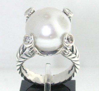 David Yurman Silver Pearl Diamond Ring.: David Yurman Silver, Pearl & Diamond Ring.The total ring's weight is 9.7 grams.The total weight of the diamond is 0.06 pts approximately, I color SI clarity.The size of the Pearl is 7 mm.The size of t
