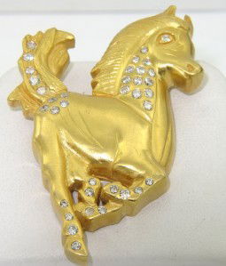 Diane 18K Yellow gold Diamond Horse Brooch: Piaget 18K Yellow Gold, Diamond Watch.The total watch's weight is 60.8 grams.The total weight of diamond: 2 cts. H color VS clarity.The measurements of watch head is 21 x 21 mm and 4 mm thick.The leng