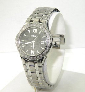 Seiko Stainless Steel, Date Watch: Seiko Stainless Steel, Date Quartz Watch.The total watch's weight is 62 grams.The measurements of the watch head is 27 mm in diameter and 7 mm in thick.The length of watch: 6.5".Chain is 15 mm wide.Wa