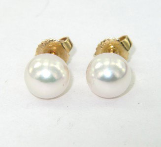 Mikimoto 18K Yellow Gold pearl Earrings: Mikimoto 18K Yellow Gold Pearl Earrings.The total earrings weight is 2.3 grams.The size of pearl : 6 mm.The size of earring: 16 x 6 mm