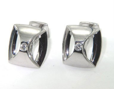 Mauboussin Paris 18K White Gold & Diamond Cufflink: Mauboussin Paris 18K White Gold & Diamonds Cufflinks The total Cufflink's weight is 13.3 grams. The Size of the Cuffling is 16 x 16 x 23 mm. 2 round Diamond weight are 18 pts in total, approximately,