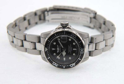 Invicta Professional Stainless Steel DateJust: Invicta Professional Stainless Steel DateJust Ladies Watch.The total watch's weight is 58.1 grams.The measurements of the watch head is 23 mm in diameter and 8 mm in thick.The length of watch: 7".Chai