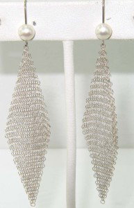 Tiffany & Co Peretti Silver Pearl Mesh Earrings: Tiffany & Co Peretti Silver Pearl Mesh Earrings The total earring's weight is 3.7 grams. The measurement of pearl: 4 x 4 mm The size of earrings: 3" long