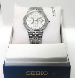 Seiko Stainless Steel Chronograph Watch: Seiko Stainless Steel Chronograph Quartz Watch.The total watch's weight is 112.5 grams.The measurements of the watch head is 32 x 40 mm in diameter and 6 mm in thick.The length of watch: 7.5".Chain is