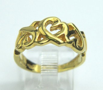 Tiffany & Co 18K Yellow Gold Ring.: Tiffany & Co 18K Yellow gold Ring.The total ring's weight is 4.1 grams.The size of the ring is 5.5"
