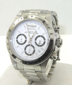 Invicta Stainless Steel Chronograph Watch: Invicta Stainless Steel Chronograph Watch.The total watch's weight is 136.3 grams.The measurements of the watch head is 38 mm in diameter and 12 mm in thick.The length of watch: 7.25".Chain is 17 mm w