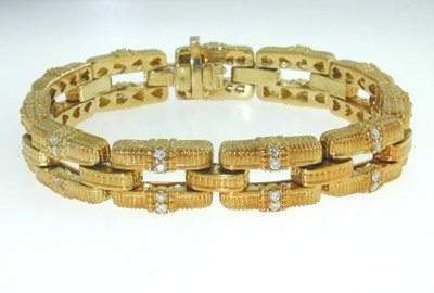 Judith Ripka 18K Yellow Gold, Diamond Bracelet: Judith Ripka 18K Yellow Gold, Diamond Bracelet With Extra Link! The total weight of bracelet is 48.7 grams. The total weight of diamond is 0.72 cts. approximately, G color VVS clarity. The size of bra