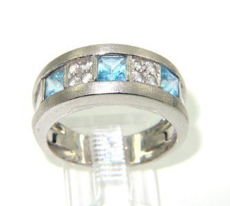 18K White Gold Diamond Blue Topaz Ring: 18K White Gold Diamond Blue Topaz Ring The total ring's weight is 6.4 grams. The total weight of diamond: 0.20 cts. H color, SI2 clarity The size of each blue topaz is 4 x 4 mm. The size of the ring i