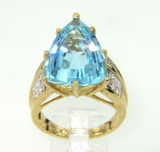 14K Yellow Gold Blue Topaz & Diamond Ring: 14K Yellow Gold Blue Topaz & Diamond Ring. The total ring's weight is 11.3 grams. The size of Topaz: 18 x 12 mm, Triangle shape. Total weight of diamond: 0.48 cts, I color, SI clarity. The size of rin