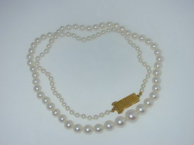 Mikimoto 18K Yellow Gold Pearl Necklace: Mikimoto 18K Yellow Gold Graduated pearl Necklace.The weight of the necklace is 15.7 grams.The necklace is 16" long.The size of pearl from 2.5 - 8 mm