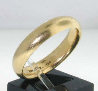 Tiffany & Co 18k Yellow Gold Ring.: Tiffany & Co 18k Yellow gold Ring.The total ring's weight is 7.6 grams.The size of the ring is 9 and 3 mm in wide