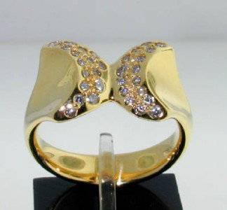 Tiffany &Co 18k Yellow Gold Diamond Ring.: Tiffany&Co 18K Yellow Gold Diamond Ring The total earring's weight is 8.6grams. The total weight of Diamond:0.64cts, G color, VS clarity The size of ring : 6