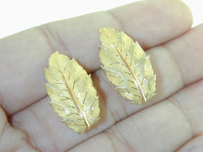 Buccellati 18K Yellow Gold Earrings: Buccellati 18K Yellow Gold Earrings The total earrings weight is 7.1 grams. The size of earrings is 25 x 13.