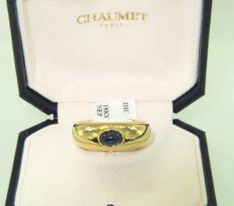 Chaumet Paris 18K Yellow Gold Cabochon S: Chaumet Paris 18K Yellow Gold Cabochon Sapphire Ring With Box.The total ring weight is 11.5 grams.The measurement of cabochon sapphire: 5 x 3 mm.The ring size is 5.There are "Chaumet Paris and 750" st