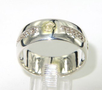 David Yurman Silver & 18k Yellow Gold Diamond Ba: David Yurman Silver & 18k Yellow Gold Diamond Band The total ring's weight is 7.5 grams. The total weight of diamond is 40 pts. approximately , I color VS clarity. The width of the ring is 9mm The siz