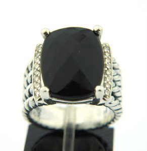 David Yurman Silver/Onyx & Diamond Ring: David Yurman Silver/Onyx & Diamond Ring The total ring's weight is 15.2 grams. The total diamond weight is 0.25 ct ,approxmiately. I color SI clarity. The size of Onyx is 15 x 11 mm. The size of the r
