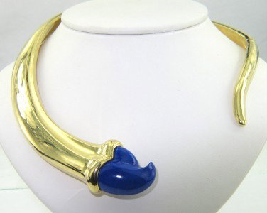 Tiffany & Co Peretti 18K Yellow Gold Lapis Neckla: Tiffany & Co Peretti 18K Yellow Gold Lapis Necklace With Box The total necklace's weight is 106.4 grams. The size of lapis: 21 x 19 mm The necklace is 5 - 15 mm wide and 5 mm in thickness The necklace