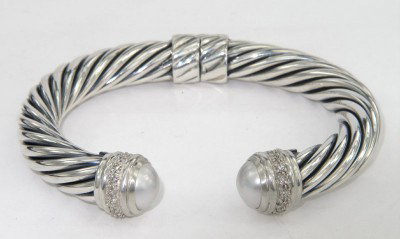 David Yurman Silver Pearl & Diamond Bangle: David Yurman Silver Pearl & Diamond Bangle The total Bangle's weight is 49.6 grams. The total diamond weight is 0.64 cts. approxmiately, H - I color VS - SI clarity. The size of pearl: 9 mm. The measu